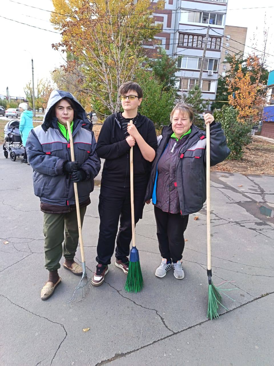 Сотрудники торговых объектов вносят свой вклад в благоустройство города Сотрудники торговых объектов вносят свой вклад в благоустройство города