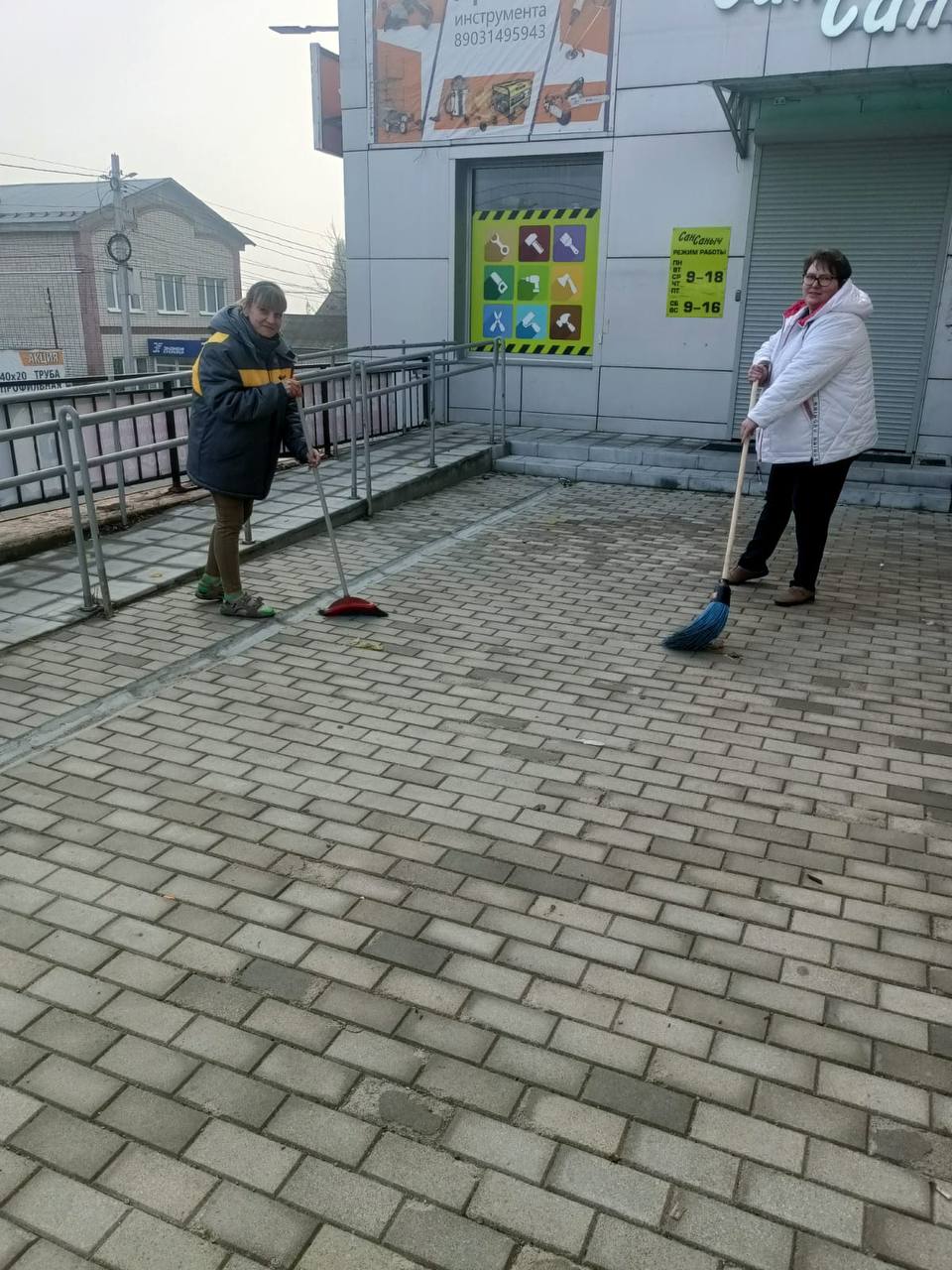 Сотрудники торговых объектов вносят свой вклад в благоустройство города Сотрудники торговых объектов вносят свой вклад в благоустройство города