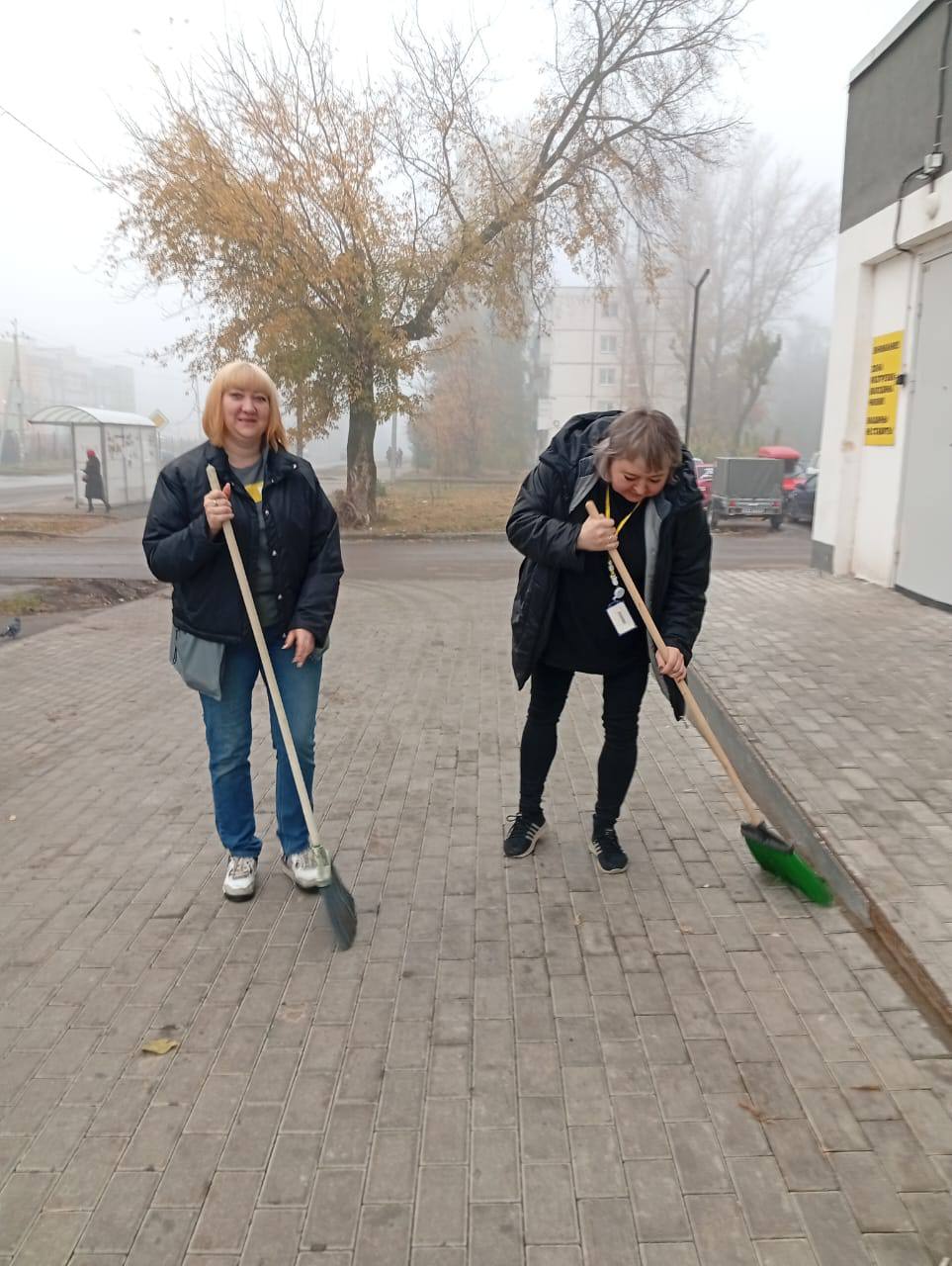 Сотрудники торговых объектов вносят свой вклад в благоустройство города Сотрудники торговых объектов вносят свой вклад в благоустройство города