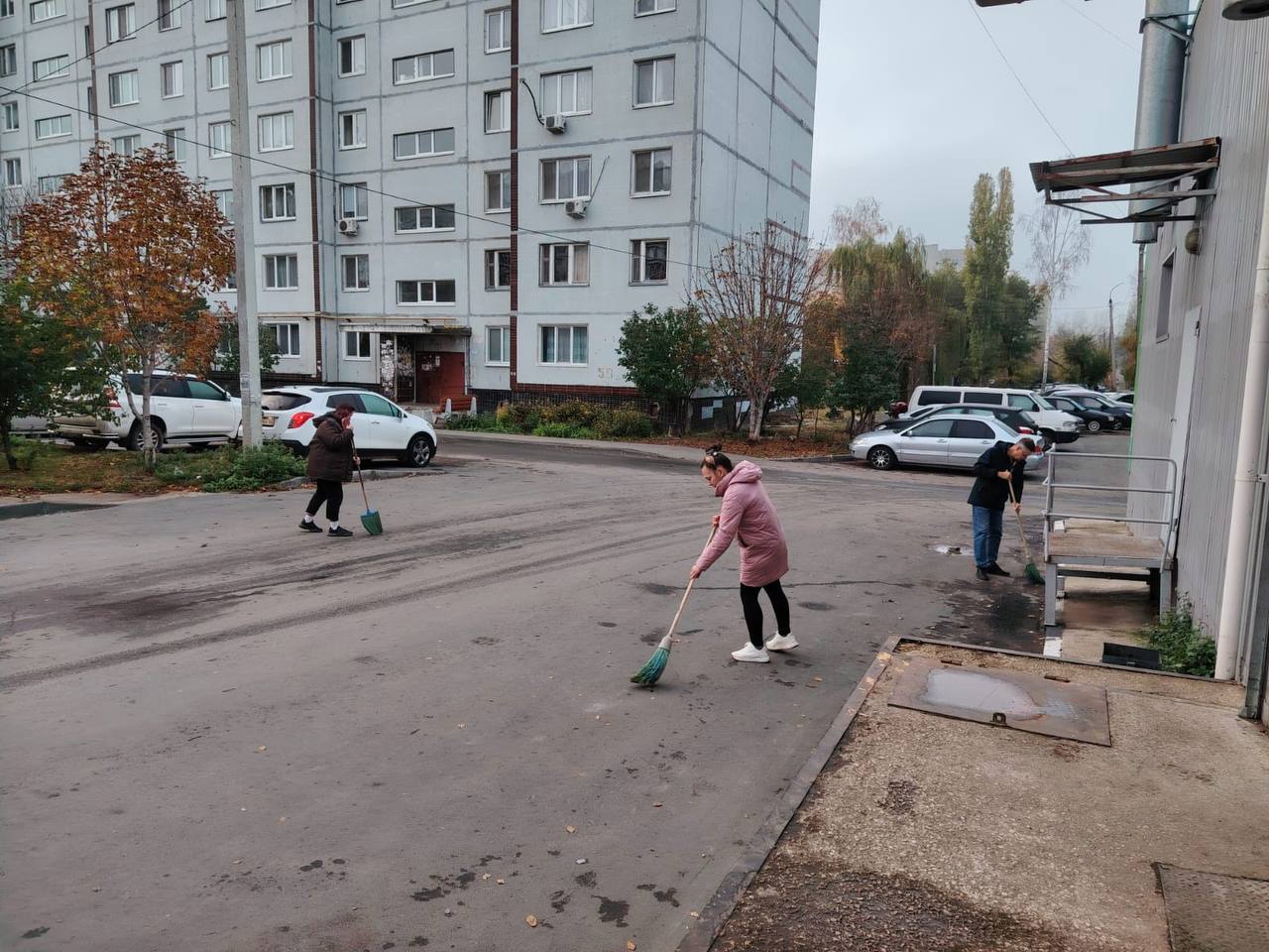 Сотрудники торговых объектов вносят свой вклад в благоустройство города