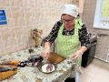 О пользе рыбных блюд и мастерстве жарки карпа рассказали питерским пенсионерам на «Учебной кухне»