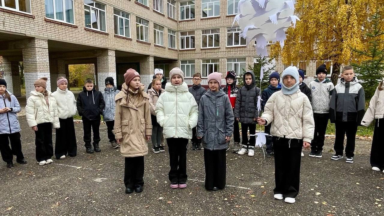 Ученики Гимназии №1 запустили в небо шар с белоснежными журавликами Ученики Гимназии №1 запустили в небо шар с белоснежными журавликами