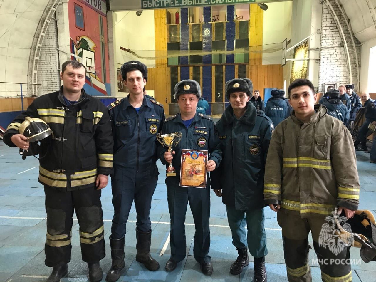 В день водителя. Водитель пожарного автомобиля Алексей Вохрин: «У меня все водительские категории открыты, кроме мотоцикла. Выйду на пенсию - обязательно обучусь» В день водителя. Водитель пожарного автомобиля Алексей Вохрин: «У меня все водительские категории открыты, кроме мотоцикла. Выйду на пенсию - обязательно обучусь»
