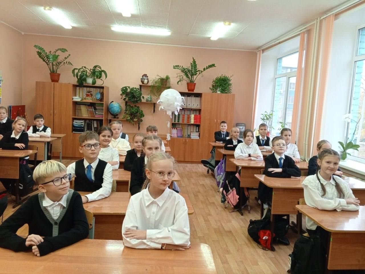 Ученики Гимназии №1 запустили в небо шар с белоснежными журавликами Ученики Гимназии №1 запустили в небо шар с белоснежными журавликами