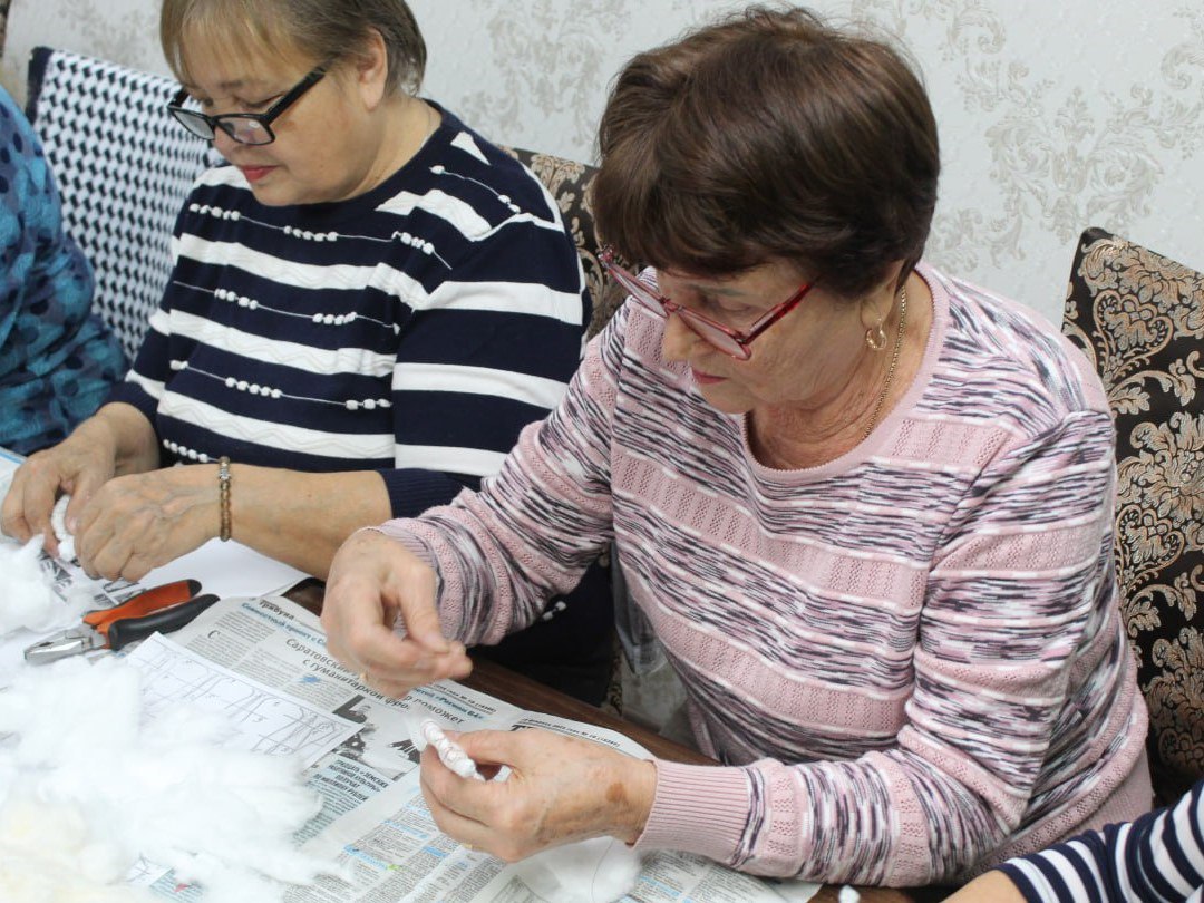 Изготовление ватной игрушки осваивали мастерицы центра соцобслуживания Калининского района Изготовление ватной игрушки осваивали мастерицы центра соцобслуживания Калининского района