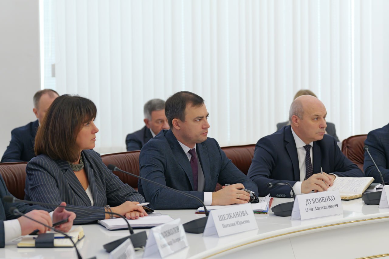 Губернатор Роман Бусаргин провел постоянно действующее совещание с зампредами и министрами Правительства области, а также главами районов Губернатор Роман Бусаргин провел постоянно действующее совещание с зампредами и министрами Правительства области, а также главами районов