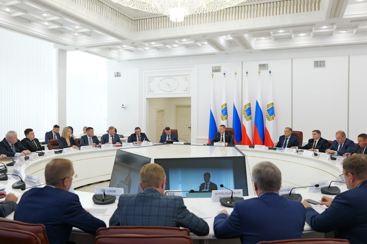 Губернатор Роман Бусаргин провел постоянно действующее совещание с зампредами и министрами Правительства области, а также главами районов Губернатор Роман Бусаргин провел постоянно действующее совещание с зампредами и министрами Правительства области, а также главами районов