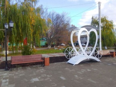 В селе Перелюб благоустроили центральную площадь по федеральному проекту