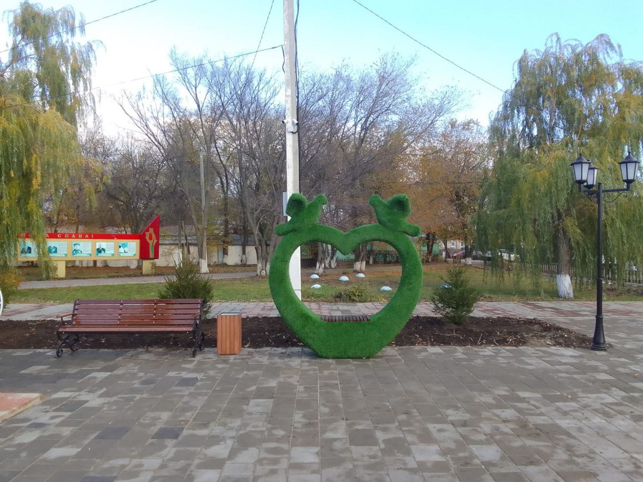 В селе Перелюб благоустроили центральную площадь по федеральному проекту В селе Перелюб благоустроили центральную площадь по федеральному проекту