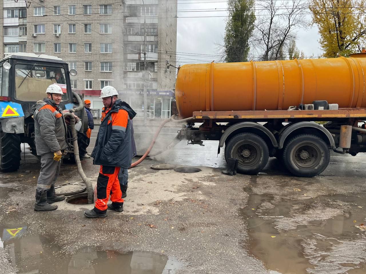 Прокуратура Заводского района Саратова контролирует устранение аварии на теплотрассе по улице Орджоникидзе