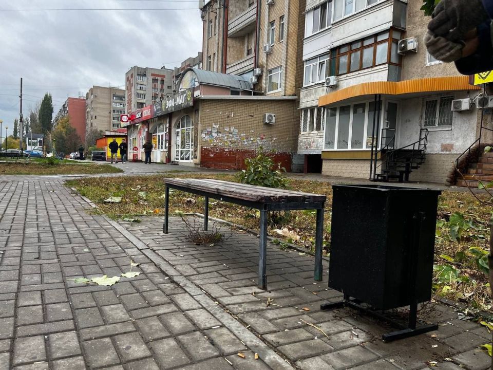 МКУ «Озеленение» провело замену урн в сквере по пр-ту Фридриха Энгельса