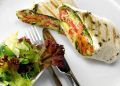 Погрузитесь в мир вкуса: буррито с жареными овощами и песто
