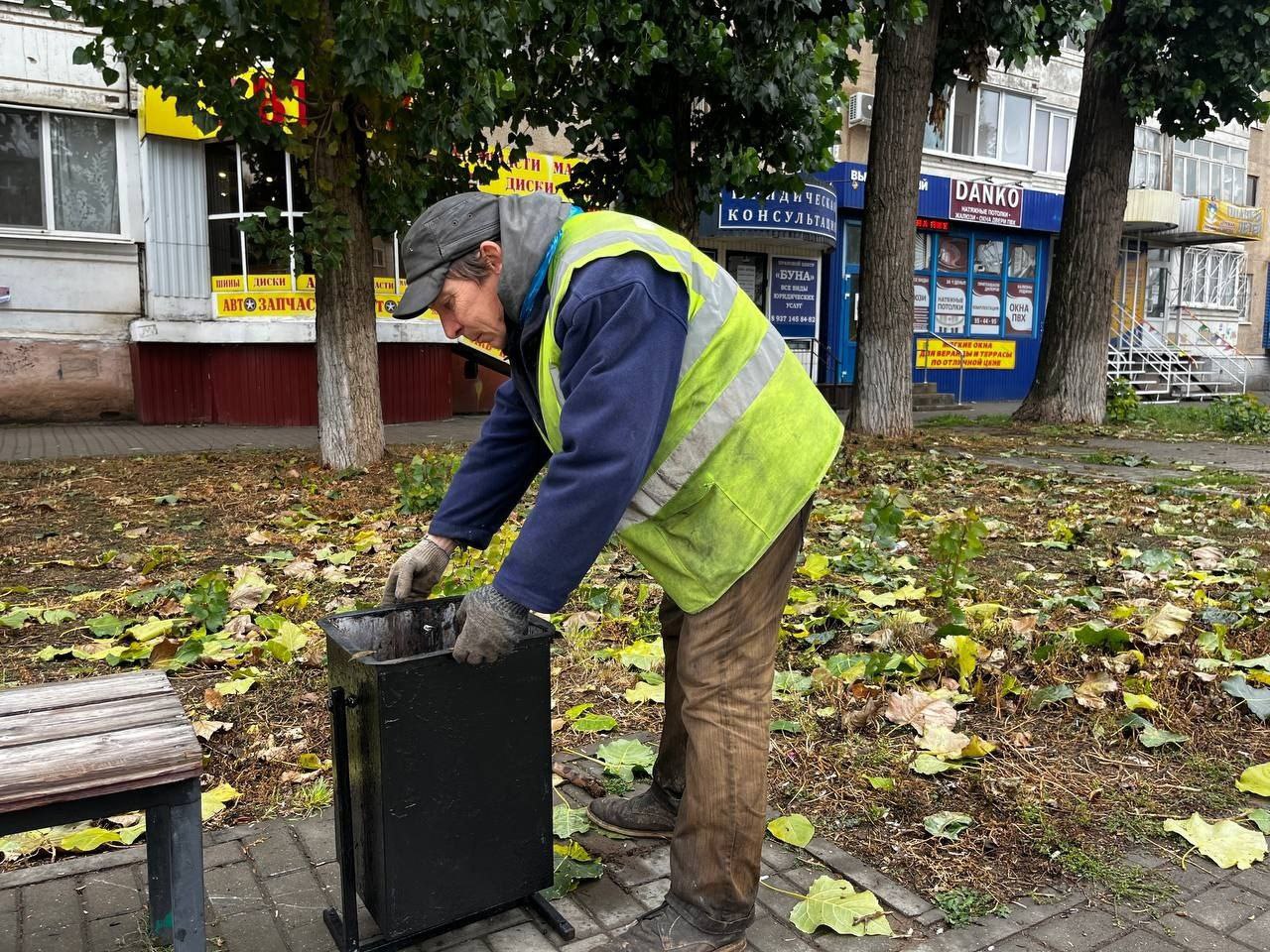 МКУ «Озеленение» провело замену урн в сквере по пр-ту Фридриха Энгельса МКУ «Озеленение» провело замену урн в сквере по пр-ту Фридриха Энгельса