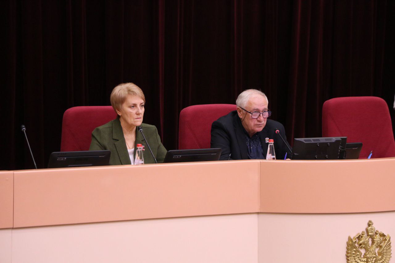 Сегодня в областной Думе депутаты обсудили ситуацию с неподъемными штрафами для муниципалитетов за отсутствие санитарно-эпидемиологических заключений на источники водоснабжения