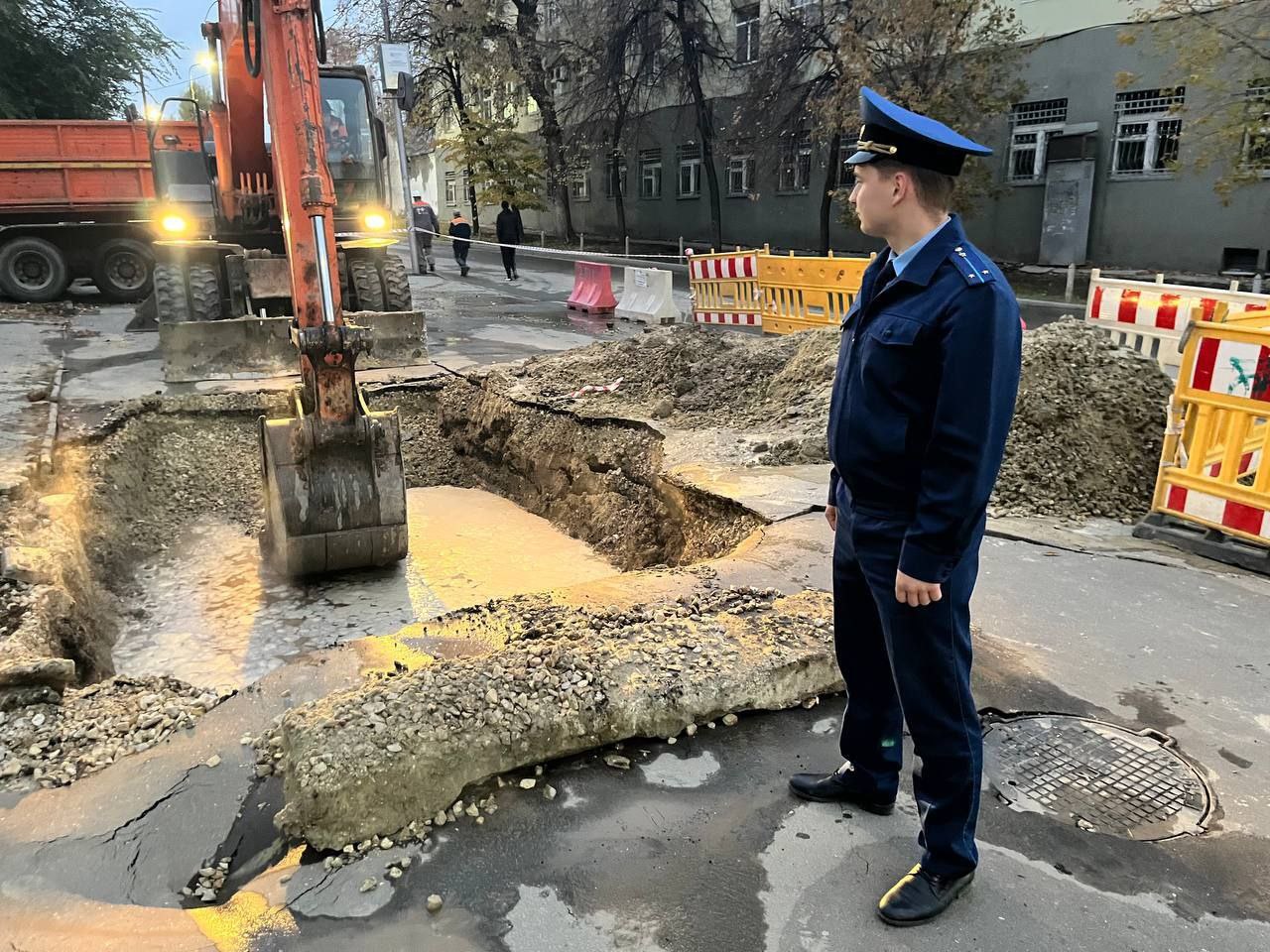 Прокуратура Заводского района Саратова контролирует устранение аварии на теплотрассе по улице Орджоникидзе Прокуратура Заводского района Саратова контролирует устранение аварии на теплотрассе по улице Орджоникидзе
