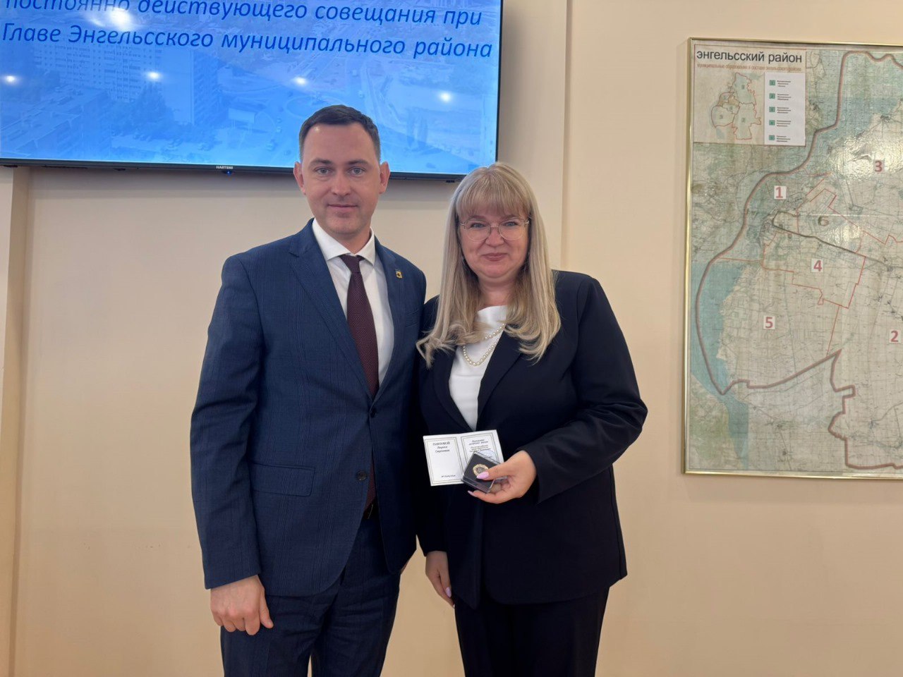 Сегодня на постоянно действующем совещании Глава района Максим Леонов вручил нагрудный знак «Почётный работник сферы образования Российской Федерации» и удостоверение к нему исполняющему полномочия председателя комитета по... Сегодня на постоянно действующем совещании Глава района Максим Леонов вручил нагрудный знак «Почётный работник сферы образования Российской Федерации» и удостоверение к нему исполняющему полномочия председателя комитета по...