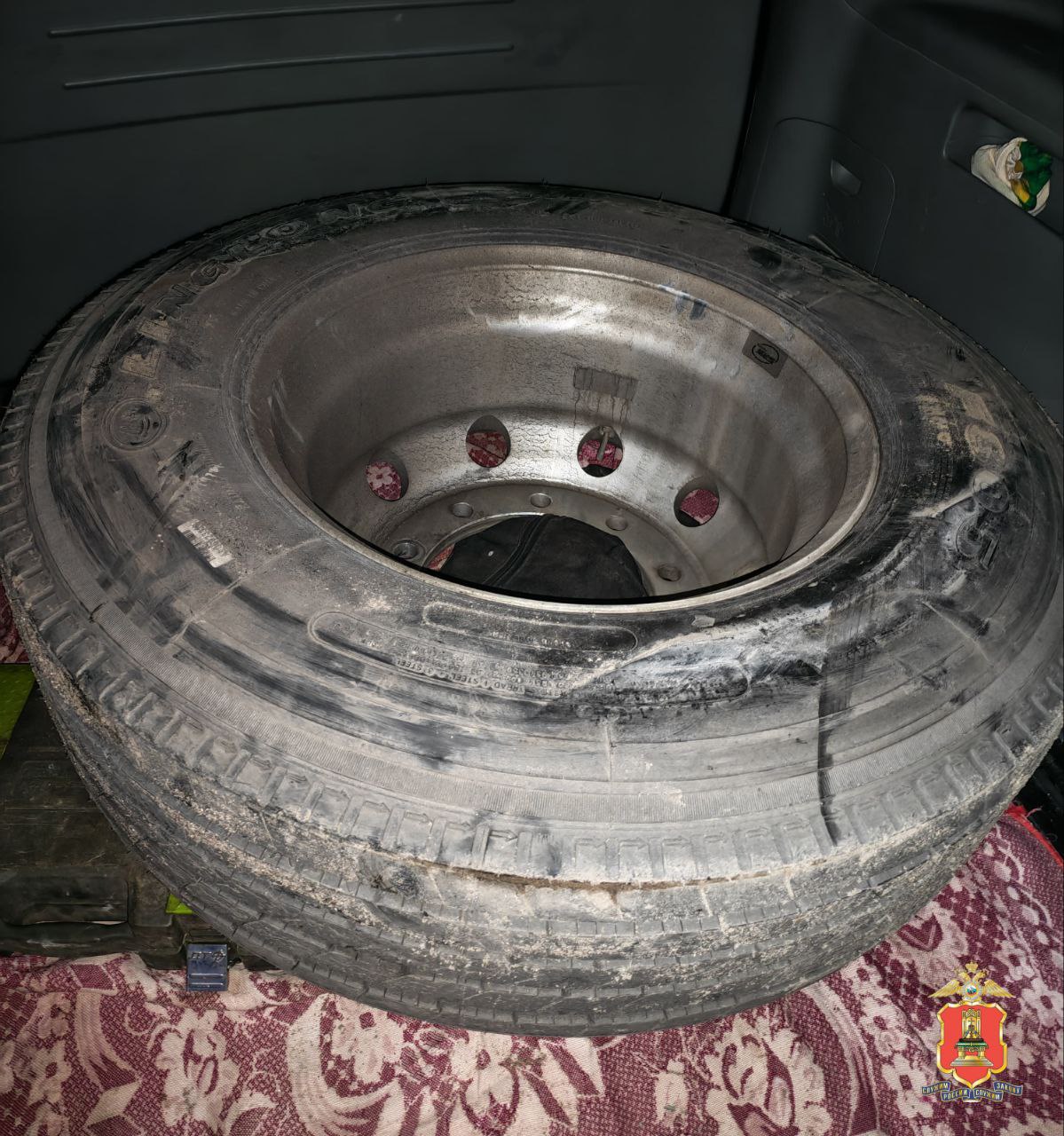 Товары маркетплейсов и колесо большегруза (не) стали добычей саратовца и его "друзей" Товары маркетплейсов и колесо большегруза (не) стали добычей саратовца и его "друзей"