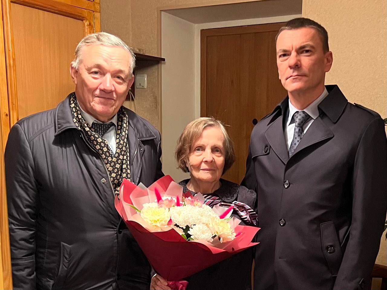 От имени главы города Михаила Исаева председатель комитета по труду и социальному развитию Максим Михайловский поздравил героя Социалистического Труда Валентину Шляхтину с юбилеем