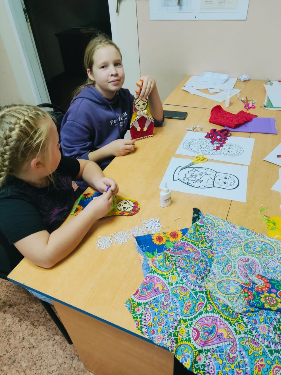 Матрёшки в сарафанах: творческое занятие в кружке «Акварелька» Матрёшки в сарафанах: творческое занятие в кружке «Акварелька»