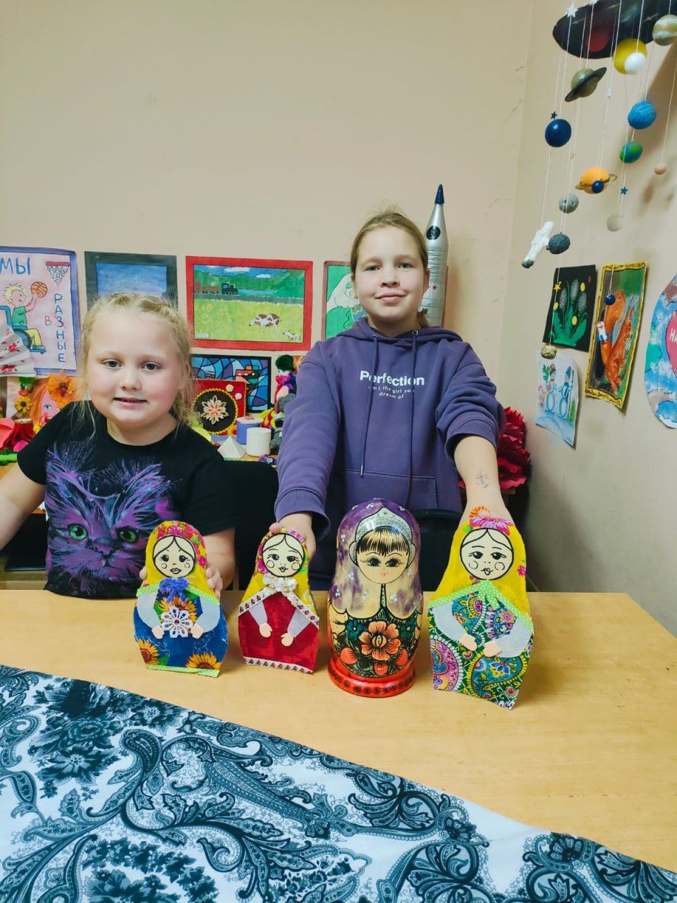 Матрёшки в сарафанах: творческое занятие в кружке «Акварелька» Матрёшки в сарафанах: творческое занятие в кружке «Акварелька»