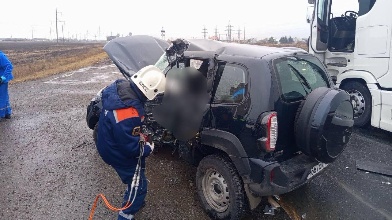 В Балаковском районе в ДТП с фурой погиб водитель "Нивы"