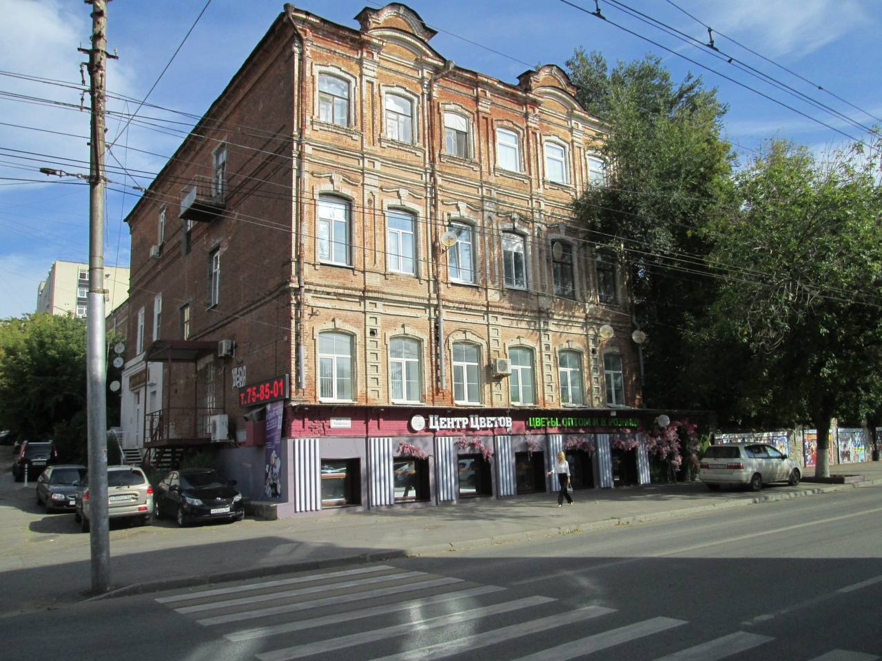 Работниками комитета по архитектуре города выявлен факт самовольного изменения внешнего вида фасада здания