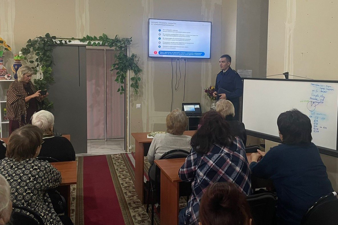 И.о заместителя прокурора Кировского района Саратова Андрей Баранов провел личный прием граждан ГБУ СО "Комплексный центр социального обслуживания населения г. Саратова"