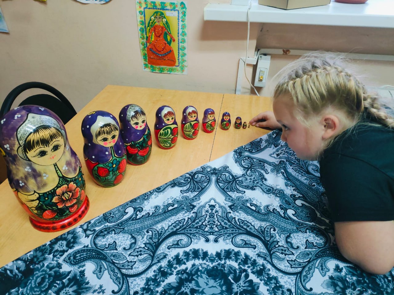 Матрёшки в сарафанах: творческое занятие в кружке «Акварелька»