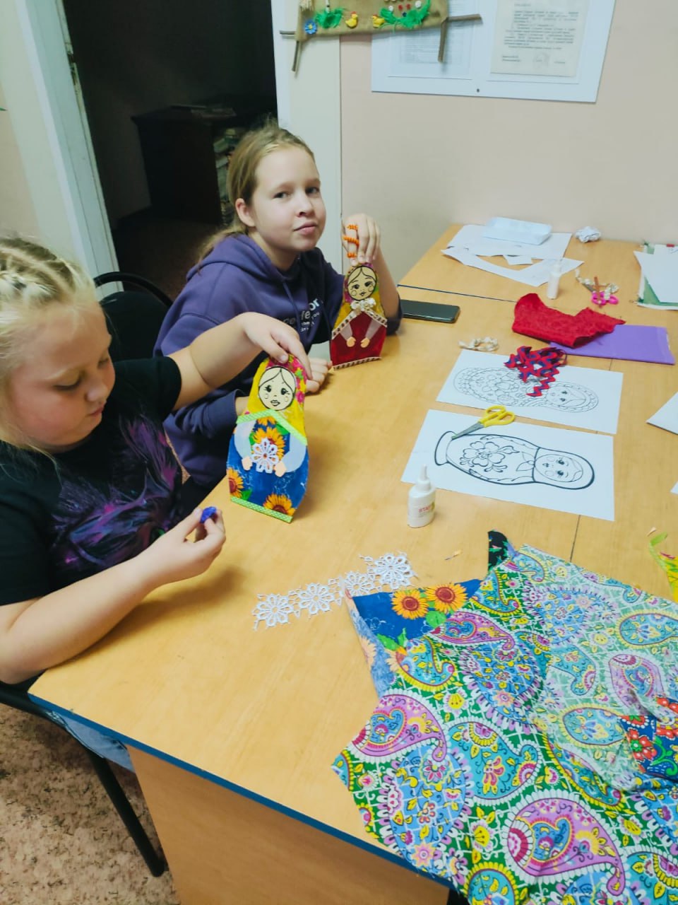 Матрёшки в сарафанах: творческое занятие в кружке «Акварелька» Матрёшки в сарафанах: творческое занятие в кружке «Акварелька»