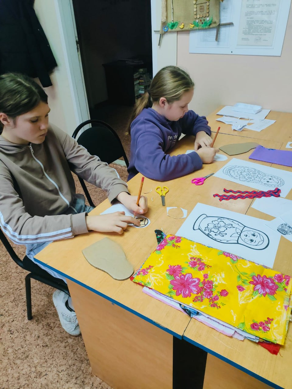 Матрёшки в сарафанах: творческое занятие в кружке «Акварелька» Матрёшки в сарафанах: творческое занятие в кружке «Акварелька»