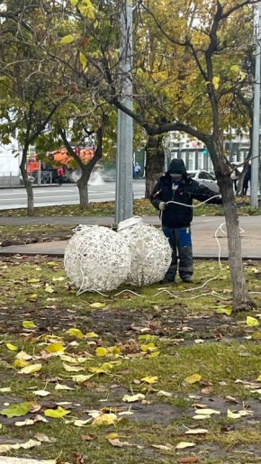 Центр Саратова начали украшать к Новому году