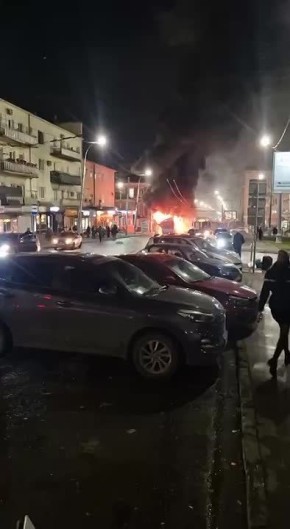 Троллейбус без пассажиров сгорел рядом с железнодорожным вокзалом в Саратове, сообщили в региональном МЧС