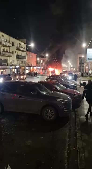 Троллейбус без пассажиров сгорел рядом с железнодорожным вокзалом в Саратове, сообщили в региональном МЧС