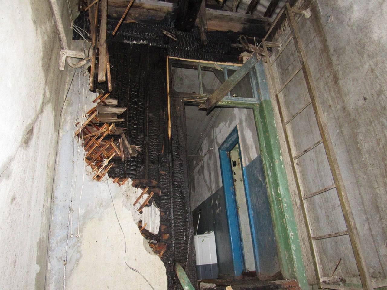 Из-за личной неприязни вольчанин поджег дом, внутри которого находилась семья