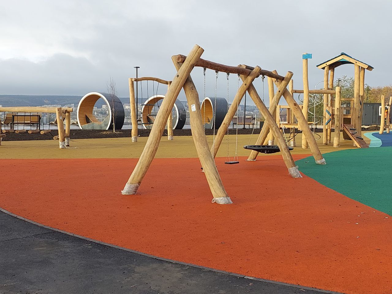 11111. 113612. В Ленинском районе благодаря депутатскому проекту, инициированного председателем Государственной Думы РФ Вячеславом Володиным "Новые парки и скверы" появилась новая зона отдыха 11111. 113612. В Ленинском районе благодаря депутатскому проекту, инициированного председателем Государственной Думы РФ Вячеславом Володиным "Новые парки и скверы" появилась новая зона отдыха