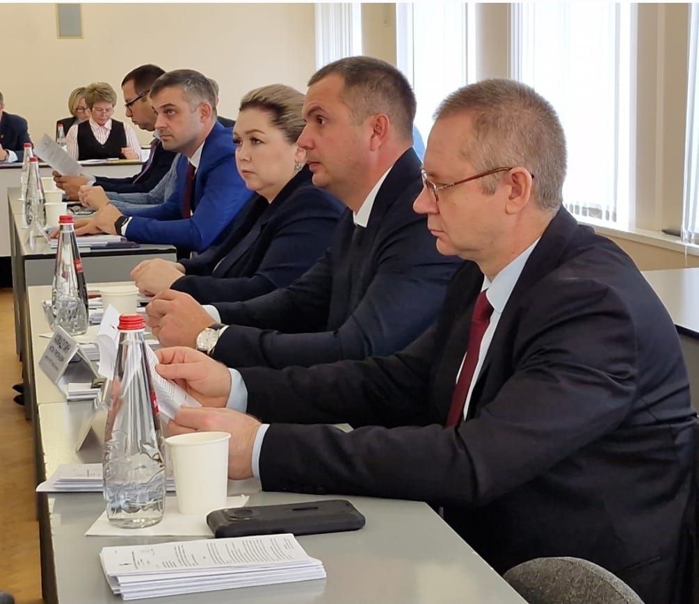 На состоявшемся сегодня заседании Собрания депутатов Энгельсского муниципального района перераспределили полномочия комитетов по управлению имуществом и ЖКХ, ТЭК, транспорта и связи На состоявшемся сегодня заседании Собрания депутатов Энгельсского муниципального района перераспределили полномочия комитетов по управлению имуществом и ЖКХ, ТЭК, транспорта и связи