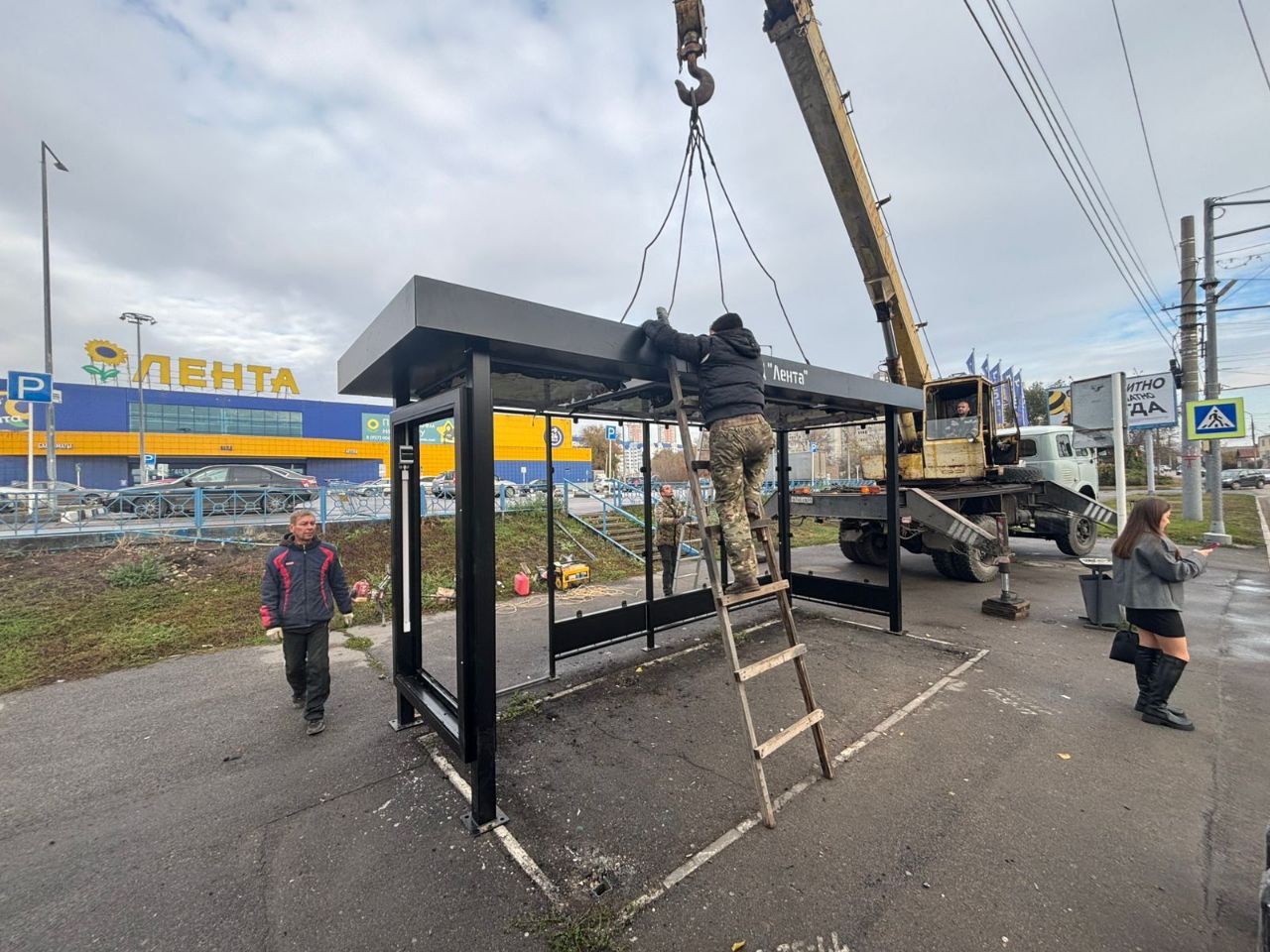 Уважаемые жители!. В Энгельсе продолжается работа по установке павильонов Уважаемые жители!. В Энгельсе продолжается работа по установке павильонов