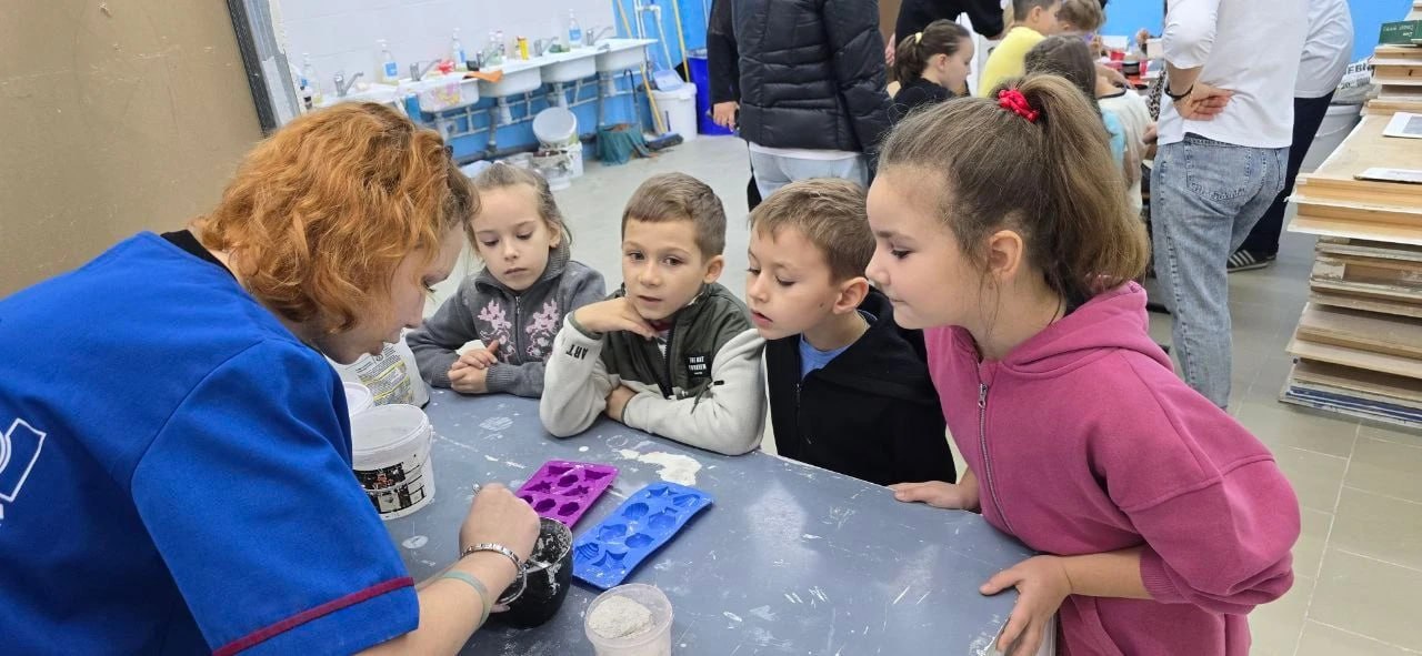 Студенты познакомили малышей с профессией декоратора Студенты познакомили малышей с профессией декоратора