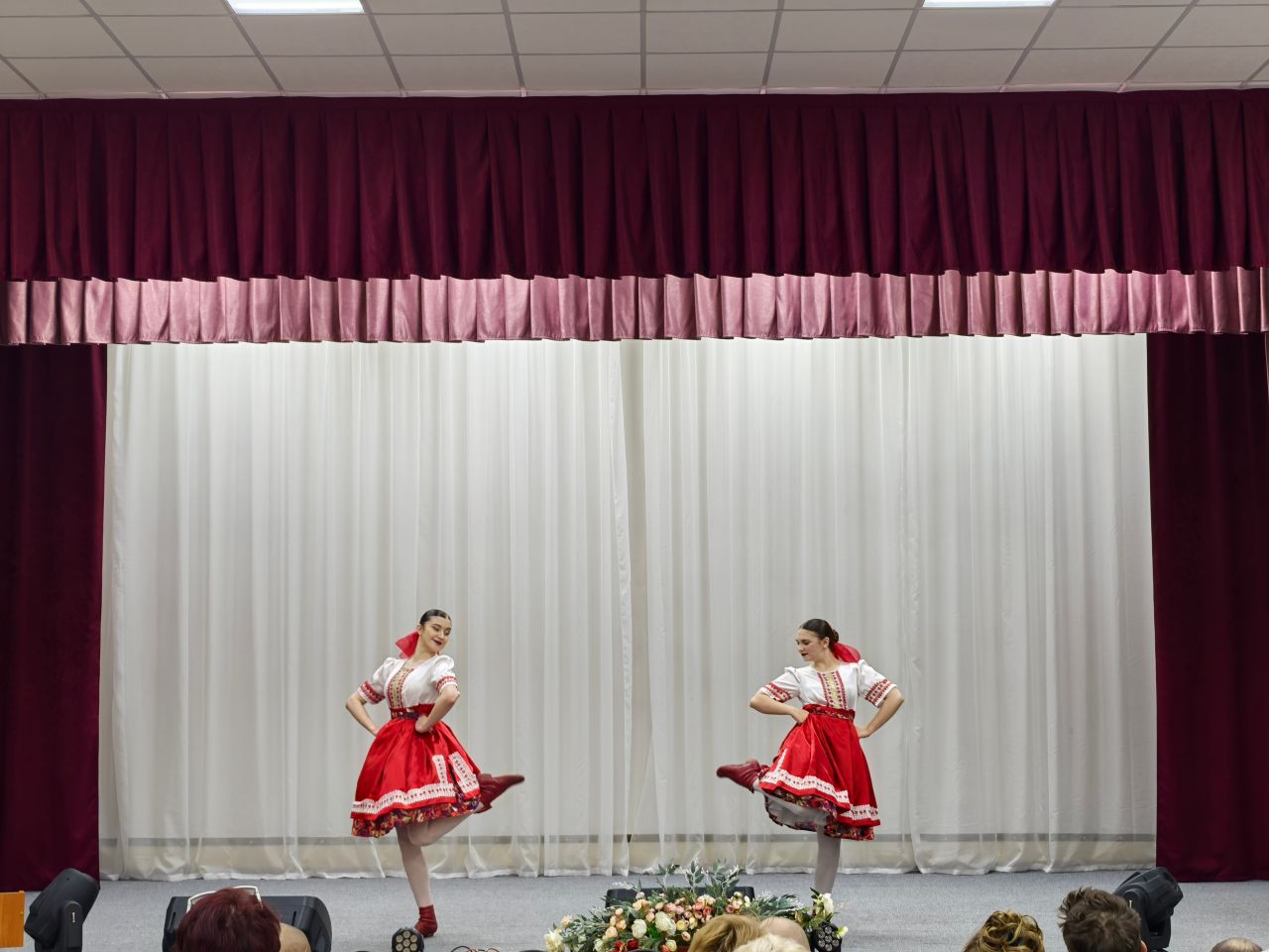 Творческие коллективы Пугачева поздравили бойцов СВО в военном госпитале Творческие коллективы Пугачева поздравили бойцов СВО в военном госпитале