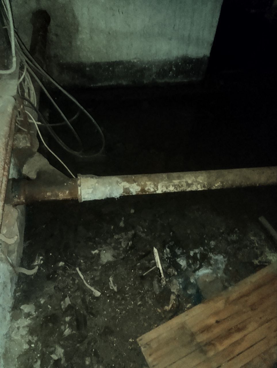 Жители дома в Саратове опасаются, что тот скоро рухнет от влажности — читательница пишет о проблеме на улице Артиллерийская, 10 Жители дома в Саратове опасаются, что тот скоро рухнет от влажности — читательница пишет о проблеме на улице Артиллерийская, 10