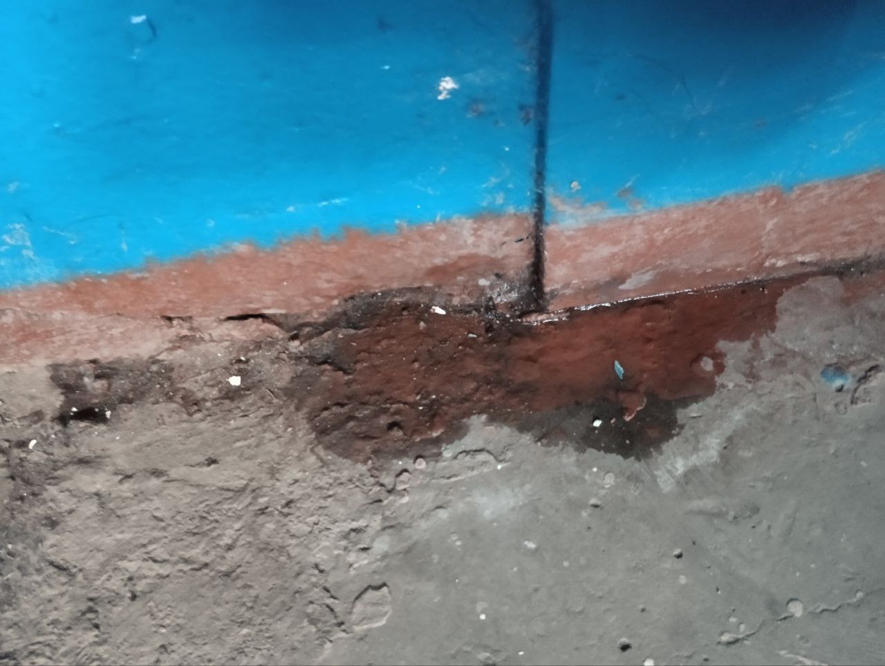 Жители дома в Саратове опасаются, что тот скоро рухнет от влажности — читательница пишет о проблеме на улице Артиллерийская, 10 Жители дома в Саратове опасаются, что тот скоро рухнет от влажности — читательница пишет о проблеме на улице Артиллерийская, 10