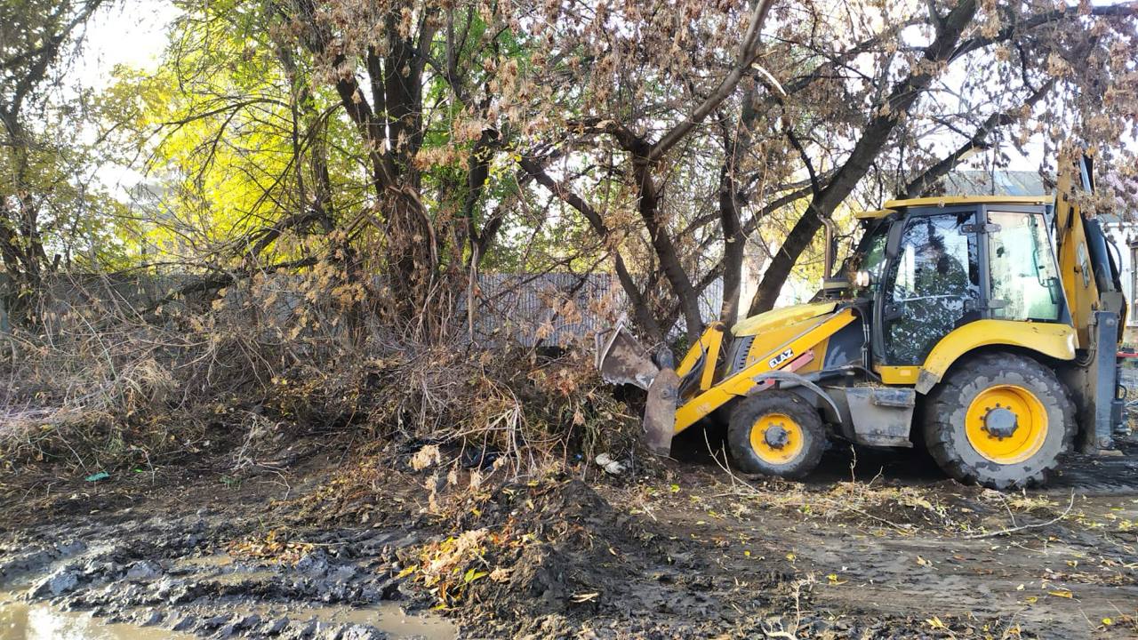 Специалистами МКУ «Городское хозяйство» проводят работы по благоустройству
