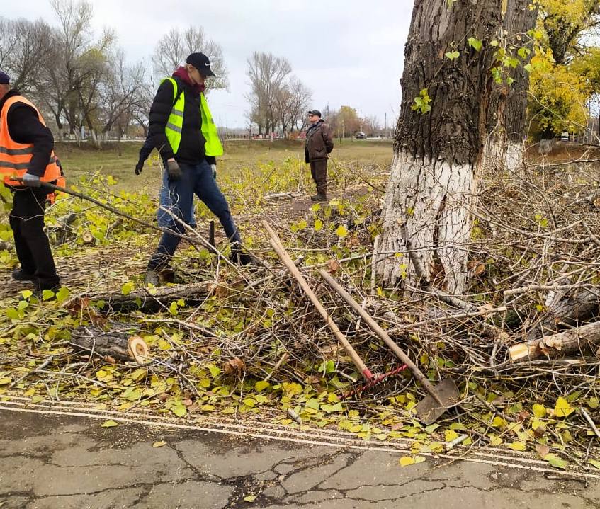 Специалистами МКУ «Городское хозяйство» проводят работы по благоустройству Специалистами МКУ «Городское хозяйство» проводят работы по благоустройству