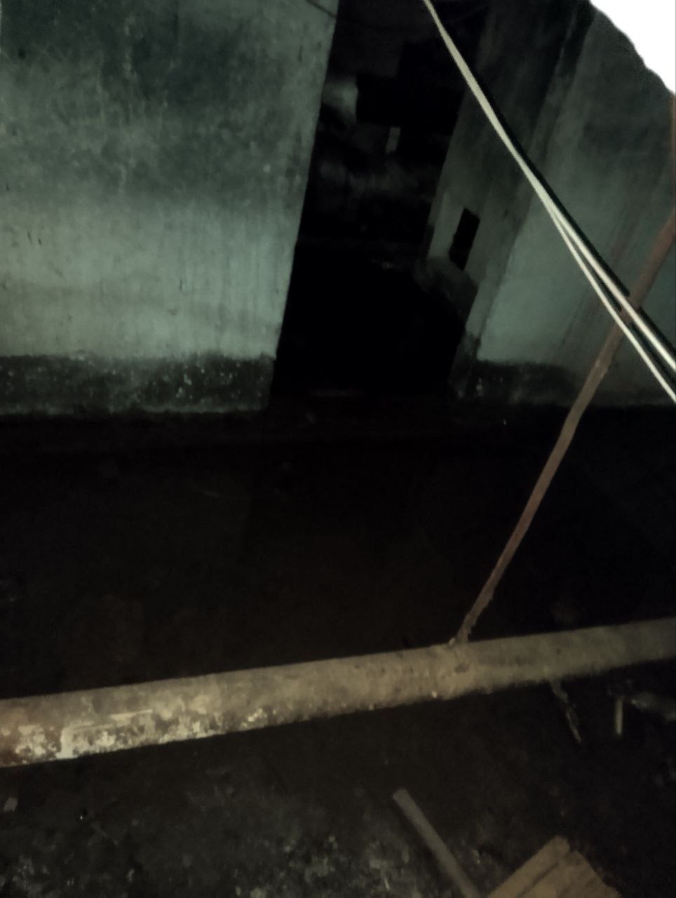 Жители дома в Саратове опасаются, что тот скоро рухнет от влажности — читательница пишет о проблеме на улице Артиллерийская, 10