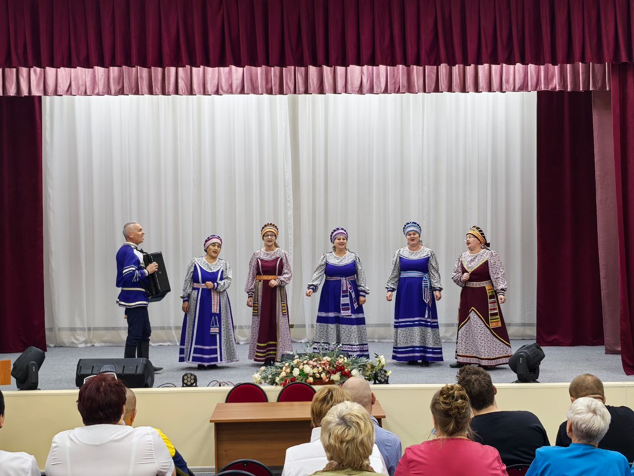 Творческие коллективы Пугачева поздравили бойцов СВО в военном госпитале Творческие коллективы Пугачева поздравили бойцов СВО в военном госпитале