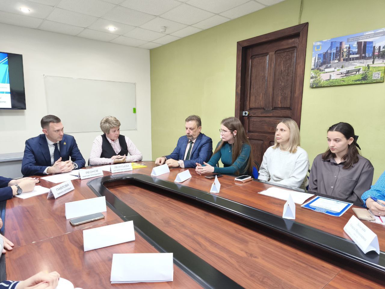 На встрече с молодыми специалистами образовательных и медицинских учреждений нашего муниципалитета обсудили вопросы условий труда и социальных гарантий На встрече с молодыми специалистами образовательных и медицинских учреждений нашего муниципалитета обсудили вопросы условий труда и социальных гарантий