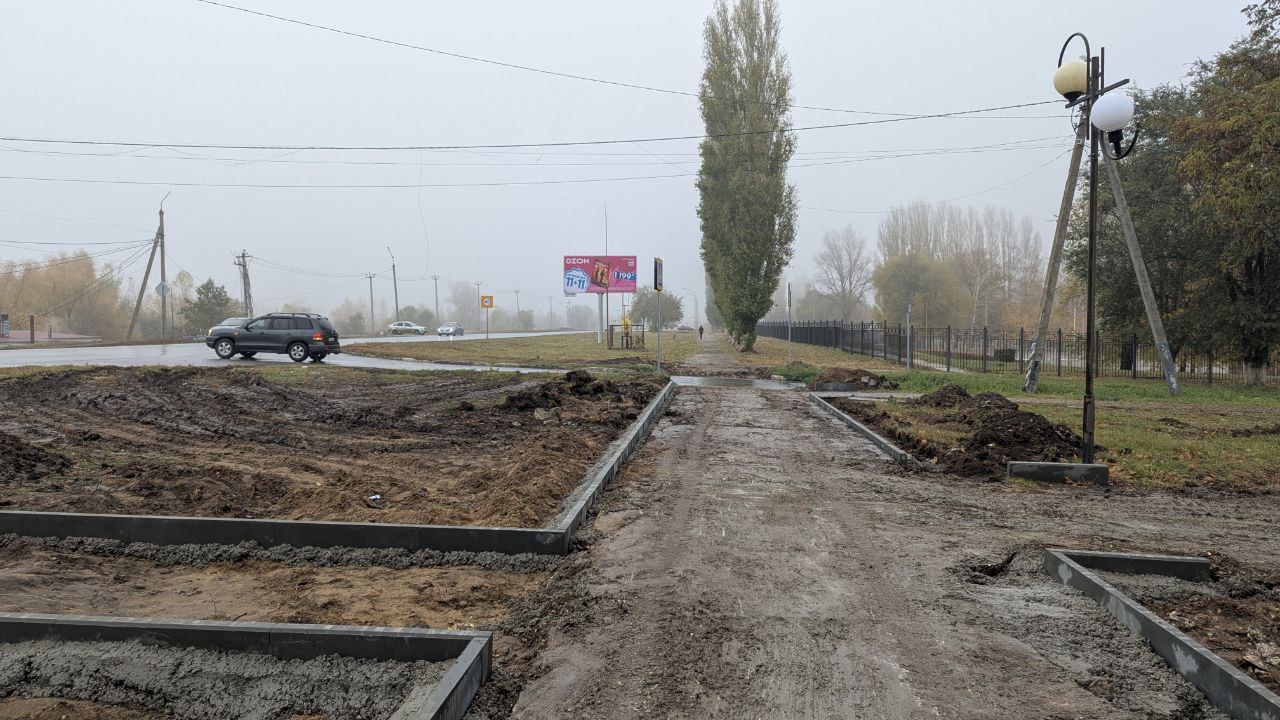 Напротив пляжа в 7 микрорайоне ведется строительство пешеходных дорожек Напротив пляжа в 7 микрорайоне ведется строительство пешеходных дорожек