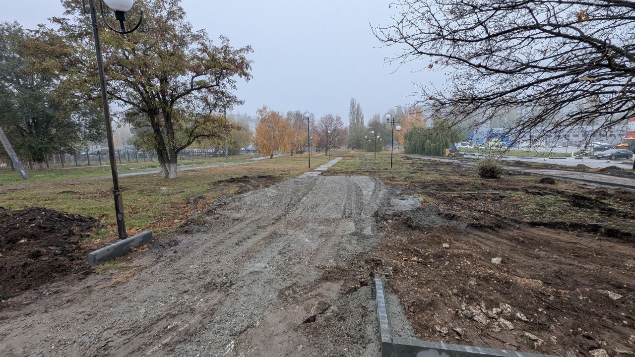 Напротив пляжа в 7 микрорайоне ведется строительство пешеходных дорожек Напротив пляжа в 7 микрорайоне ведется строительство пешеходных дорожек