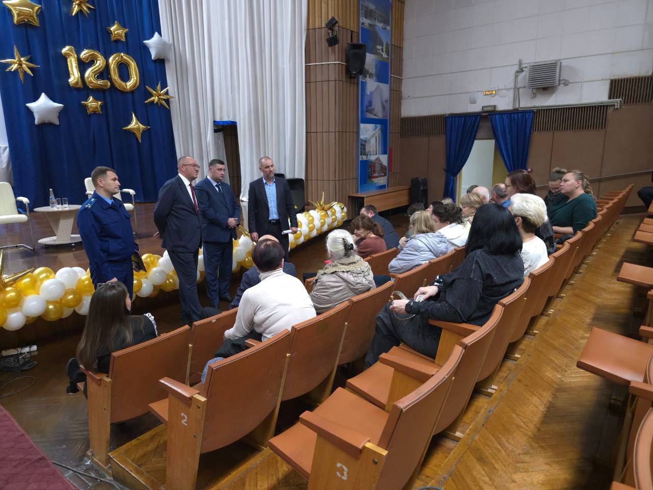 Прокурор Октябрьского района Саратова Илья Апарин встретился со старшими по домам Прокурор Октябрьского района Саратова Илья Апарин встретился со старшими по домам