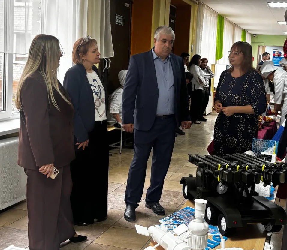 В школе №19 им И.П. Кузнецова состоялся фестиваль «Праздник успеха и открытых возможностей» в рамках проекта «Твоя карьера – старт в школе» грантового конкурса инициатив родительских сообществ, организованном Российским... В школе №19 им И.П. Кузнецова состоялся фестиваль «Праздник успеха и открытых возможностей» в рамках проекта «Твоя карьера – старт в школе» грантового конкурса инициатив родительских сообществ, организованном Российским...